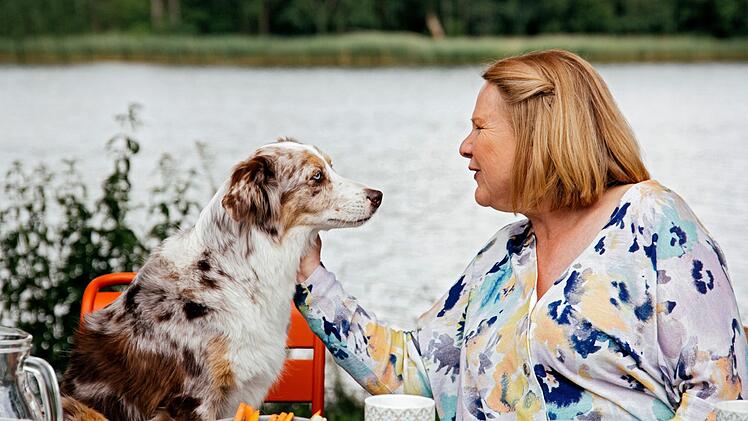 Mutter Helga Winter (Hildegard Schroedter) und Therapiehund Käthe (Hoonah, sechs Jahre) mischen im zehnten Fall, "Sommerliebe", kräftig mit.