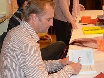 Franken-Krimi-Autor Helmut Vorndran signierte zahlreiche seiner Bücher. Foto: K.-H. Hofmann