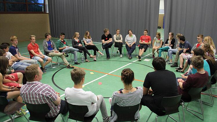 Im Kreis lässt sich viel besser diskutieren, in der Halle auf Stühlen und draußen auf Decken. Foto: Anna Kalke