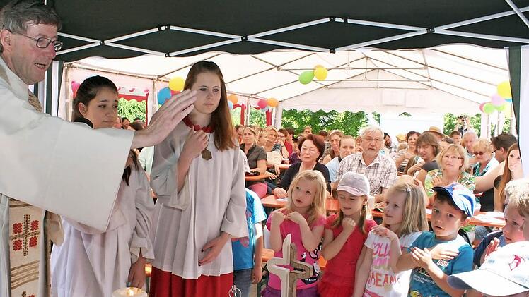 Bei der Einweihung mit Pfarrer Wolfgang Schmidt trugen Kindergartenkinder die Fürbitten vor.