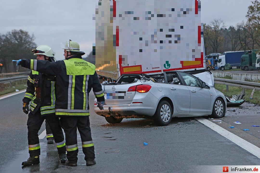 A3 voll gesperrt: Pkw rutscht unter Lkw