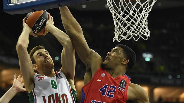 F&uuml;r die meisten Spieler gibt es kein Durchkommen, wenn Kyle Hines unter dem Korb steht. Hier verhindert der 1,98 m "kleine" Center im Euroleague-Halbfinale gegen Victor Claver zwei Punkte von Lokomotiv Kuban Krasnodar. Foto: S&ouml;ren Stache/dpa