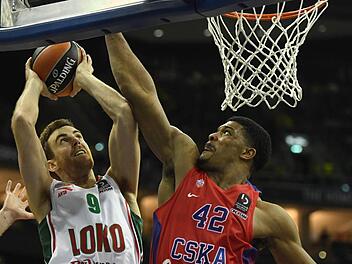 Für die meisten Spieler gibt es kein Durchkommen, wenn Kyle Hines unter dem Korb steht. Hier verhindert der 1,98 m "kleine" Center im Euroleague-Halbfinale gegen Victor Claver zwei Punkte von Lokomotiv Kuban Krasnodar. Foto: Sören Stache/dpa