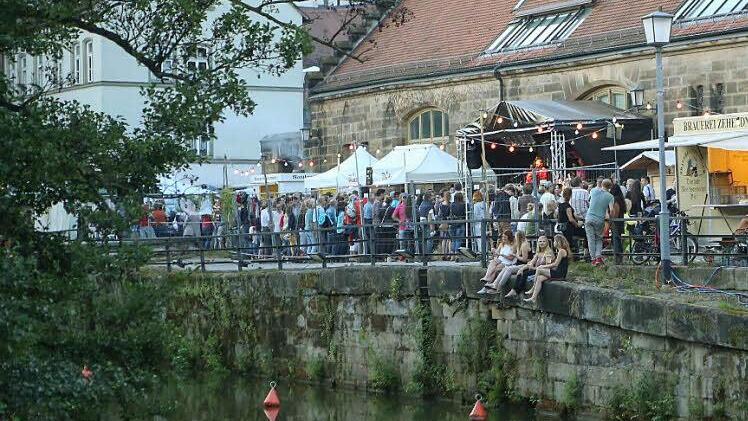 Bei angenehmen Temperaturen herrschte zum Auftakt des Festes beste Stimmung am alten Kanal. Fotos: RiegerPress