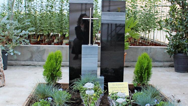 Mustergrab in der Gärtnerei. Im Hintergrund die Chrysanthemen. Foto: Lisa Kieslinger