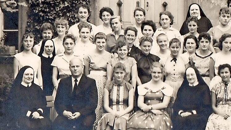 Klassenfoto mit Schwestern: So sahen die Maria-Ward-"Fräulein" im Jahr 1957 aus. Wer erkennt sich wieder?  Fotos: Archiv der CJ