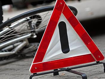 Die Polizei Erlnagen sucht nach dem Halter eine dunklen Kombis - er soll einen Unfall verursacht und sich danach einfach entfernt haben, ohne sich um den verletzten Fahrradfahrer zu k&uuml;mmern. Symbolfoto: Arno Burgi/dpa