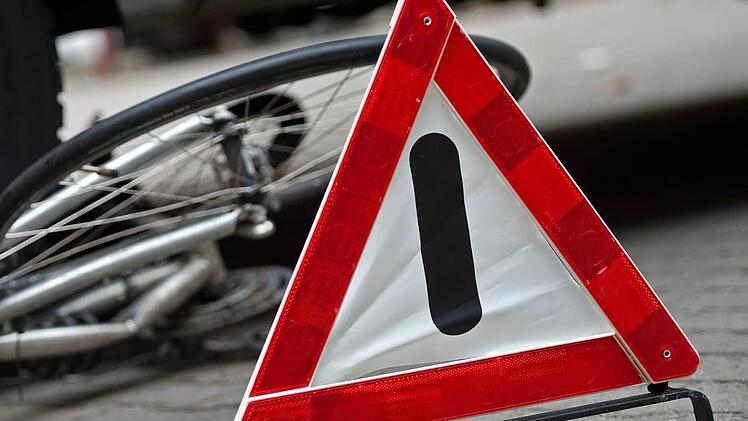 Die Polizei Erlnagen sucht nach dem Halter eine dunklen Kombis - er soll einen Unfall verursacht und sich danach einfach entfernt haben, ohne sich um den verletzten Fahrradfahrer zu k&uuml;mmern. Symbolfoto: Arno Burgi/dpa