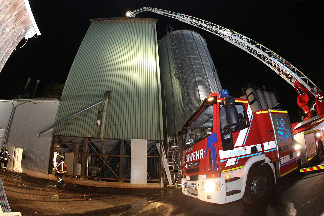 Großeinsatz in Draisendorf: Brand und Verpuffung bei Mühle – großer Schaden
