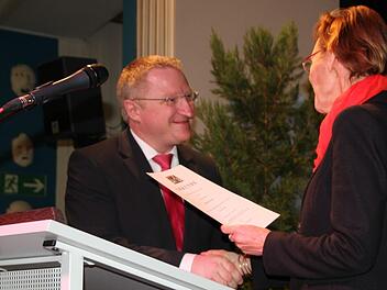 Die Ministerialbeauftragte für Unterfranken, Monika Zeywer-Müller, gratuliert  Oberstudiendirektor Martin Pöhner und wünscht ihm viel Erfolg als Chef des Friedrich-Rückert-Gymnasiums in Ebern. Foto: Ralf Kestel