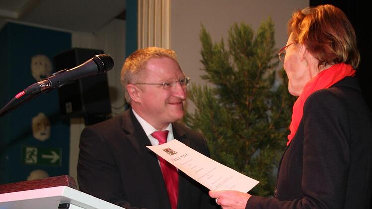 Die Ministerialbeauftragte für Unterfranken, Monika Zeywer-Müller, gratuliert  Oberstudiendirektor Martin Pöhner und wünscht ihm viel Erfolg als Chef des Friedrich-Rückert-Gymnasiums in Ebern. Foto: Ralf Kestel
