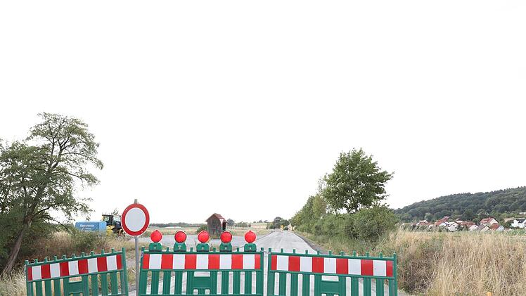 Vier Zentimeter der Asphaltdeckschicht haben die Bauarbeiter bereits abgefräst. Foto: Marian Hamacher
