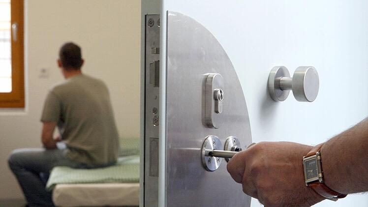 Weil er betrunken Dreckbrocken auf vorbeifahrende Autos geworfen hatte, wurde ein 25-j&auml;hriger Lkw-Fahrer im Kreis Ansbach festgenommen. Symbolbild: Peter Ending/dpa