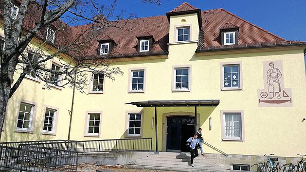 Seit 25 Jahren bildet die Fachakademie f&uuml;r Sozialp&auml;dagogik in Ha&szlig;furt (fr&uuml;her Hofheim) Kinderpfleger und Erzieher aus. Seit einem Jahr gibt es auch den neuen Ausbildungsgang P&auml;dagogische Fachkraft f&uuml;r Grundschulkindbetreuung, der ab dem kommenden Schuljahr auch von der Bundesanstalt f&uuml;r Arbeit gef&ouml;rdert wird. Foto: Sabine Weinbeer