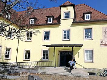 Seit 25 Jahren bildet die Fachakademie für Sozialpädagogik in Haßfurt (früher Hofheim) Kinderpfleger und Erzieher aus. Seit einem Jahr gibt es auch den neuen Ausbildungsgang Pädagogische Fachkraft für Grundschulkindbetreuung, der ab dem kommenden Schuljahr auch von der Bundesanstalt für Arbeit gefördert wird. Foto: Sabine Weinbeer
