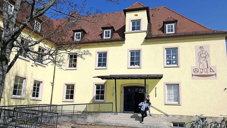 Seit 25 Jahren bildet die Fachakademie für Sozialpädagogik in Haßfurt (früher Hofheim) Kinderpfleger und Erzieher aus. Seit einem Jahr gibt es auch den neuen Ausbildungsgang Pädagogische Fachkraft für Grundschulkindbetreuung, der ab dem kommenden Schuljahr auch von der Bundesanstalt für Arbeit gefördert wird. Foto: Sabine Weinbeer