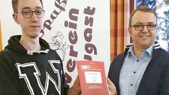 Tobias Bunzel (rechts) übergab dem Dirigenten des Musikvereins Marktleugast, Julian Will, drei Notenausgaben "Böhmische Blasmusik".  Foto: Werner Reißaus