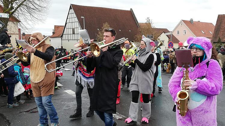 Turbulentes Faschingstreiben im Altort Ebenhausen. Foto: Sigismund von Dobschütz