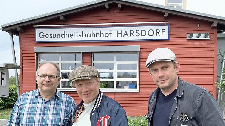 Simon Schwarz und Sebastian Bezzel (rechts) besuchten für ihre Fernsehserie "Die Grenzgänger" Jürgen Bauer (links) aus Pechgrabe, Betreiber der Arztpraxis im Harsdorfer "Gesundheitsbahnhof".  Foto: BR