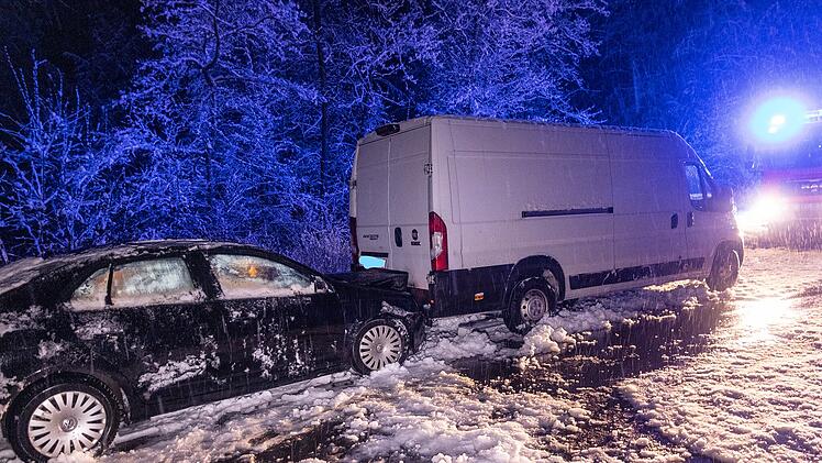 Schneechaos in Franken: Rutschender Transporter klemmt Autofahrer zwischen Fahrzeug und Leitplanke ein