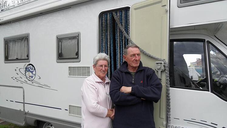 "Wir kommen nochmal wieder": Dietmar und Helga Schwarz gef&auml;llt der Wohnmobil-Stellplatz in Eltmann sehr gut.  Sie f&uuml;hlen sich auf dem Areal in der Wallburgstadt gut aufgehoben.  Foto: ab