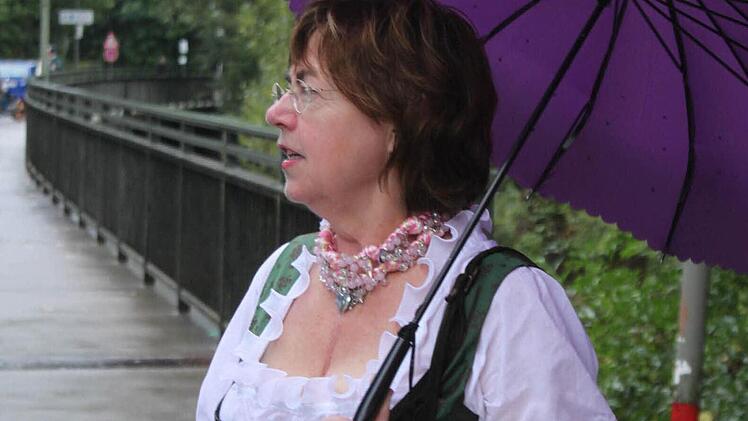 MdL Christa Matschl führte ihren Schirm aus Nürnberg vor. Foto: Michael Schulbert