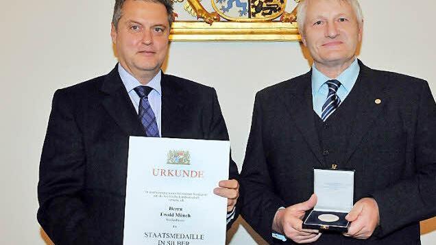Martin Neumeyer ehrte als Amtschef des Bayerischen Staatsministeriums für Ernährung, Landwirtschaft und Forsten den Gössersdorfer Ewald Münch (rechts).  Foto: Baumgart/StMELF