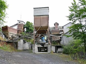Hauptgebäude und Maschinenanlagen des Basaltwerks Stangenroth werden nicht mehr genutzt, sind baufällig und werden abgerissen.  Fotos: Saam