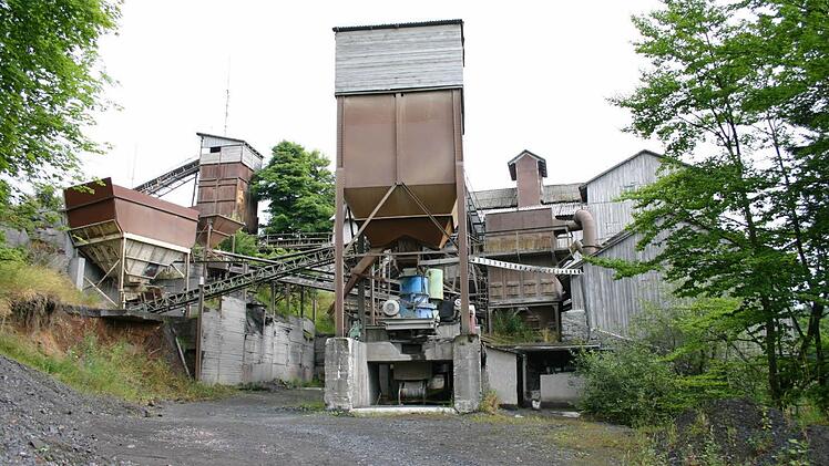 Hauptgebäude und Maschinenanlagen des Basaltwerks Stangenroth werden nicht mehr genutzt, sind baufällig und werden abgerissen.  Fotos: Saam