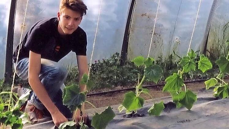 Lukas beim Gukeneinpflanzen Foto: Katharina W&uuml;stefeld
