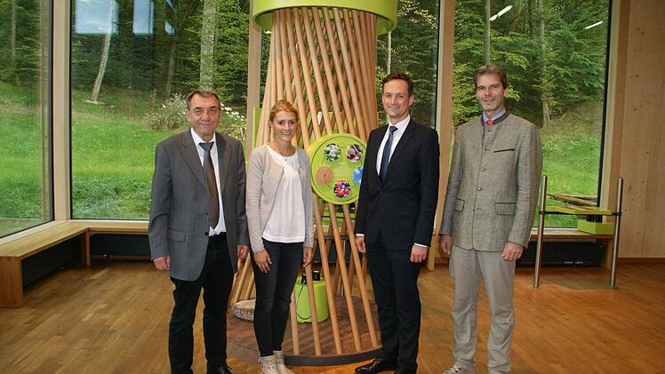 Eine stolze Bilanz für das Steigerwald-Zentrum in Handthal legte das Leitungsteam vor: Geschäftsführer und Zweiter Vorsitzender des Trägervereins, Oskar Ebert; Marketingfachkraft Constanze Heisig, Landrat Florian Töpper und Stephan Thierfelder von der Forstbehörde (v. l.).