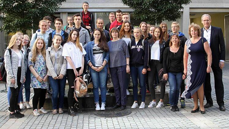 German Hacker (r.) brachte den Austauschschülern die Besonderheiten Herzogenaurachs nahe. Foto: Sänger