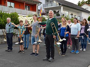 Wie kommt ein Orchester um die Kurve? Das üben die Bläser seit einiger Zeit mit ihrer Dirigentin Manuela Möller. Um den Abstand zu erspüren, legen hier die Musiker den rechten Arm auf die Schulter ihres Nachbarn.  Foto: Kathrin Kupka-Hahn