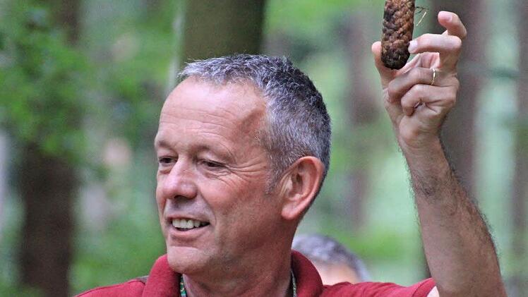 Ist das ein Tannenzapfen weil er unter einer Tanne gelegen hat? Manche der Waldgänger waren dieser Meinung, allerdings handelt es sich hier um einen Fichtenzapfen. Foto: Helmut Will