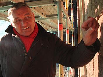 Jürgen Kober erklärt, wie die Fugen in der Buntsandstein-Fassade der Lindesmühle erneuert werden.  Fotos: Benedikt Borst