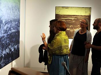Derzeit sind in der Galerie des KKV Bilder von Beka (rechts) und Angelika Gigauri (3 v. r.) zu sehen. Mit im Bild Monika Kober (2. v. r.) und die Tochter Anna-Sophia (leicht verdeckt). Foto: Michael Wunder