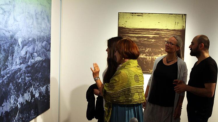 Derzeit sind in der Galerie des KKV Bilder von Beka (rechts) und Angelika Gigauri (3 v. r.) zu sehen. Mit im Bild Monika Kober (2. v. r.) und die Tochter Anna-Sophia (leicht verdeckt). Foto: Michael Wunder