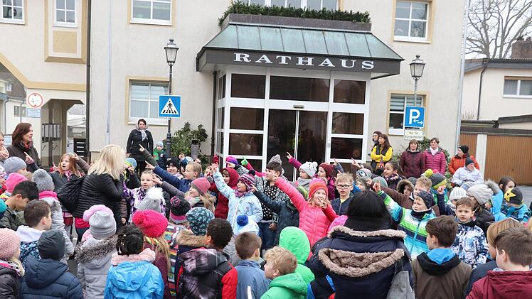 Die zweiten Klassen bei ihrem Frühlingslied.Foto: Katrin Geyer