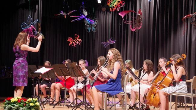 Das Orchester sorgte mit seiner mitrei&szlig;end-pulsierenden Musik f&uuml;r "Kopfkino". Foto: Heike Sch&uuml;lein