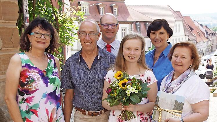 Seit &uuml;ber zehn Jahren verbringen Hanne und Lilly Dresch ihren Urlaub in Zeil, deshalb fand jetzt eine kleine Ehrung statt. Unser Bild zeigt von rechts (vorne) Hanne und Lilly Dresch, (hinten) Beate Reinhardt von der Tourist-Info Zeil, B&uuml;rgermeister Thomas Stadelmann und Vermieter Rudolf Mahr mit Lebensgef&auml;hrtin Dorothea Dohnke. Foto: Weinbeer