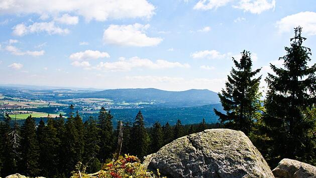 Das Fichtelgebirge ist aufgrund seiner erlebnisreichen Natur ein beliebtes Ziel für Kurzreisen. Wer günstig reisen möchte, ist bei Ferienwohnungen und Pensionen gut aufgehoben. Foto: hanna_boehm0/pixabay.com