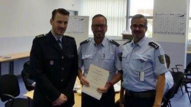Armin Heurich (Mitte) erhielt in seiner Dienststelle am Frankfurter Flughafen die Dankurkunde der Bundesrepublik für seine 40-jährige Dienstzeit in der Bundespolizei von Inspektionsleiter Christian Klein (links) und Peter Blaskewitz, Leiter Zentrale Rückführung.  Foto: Bundespolizei