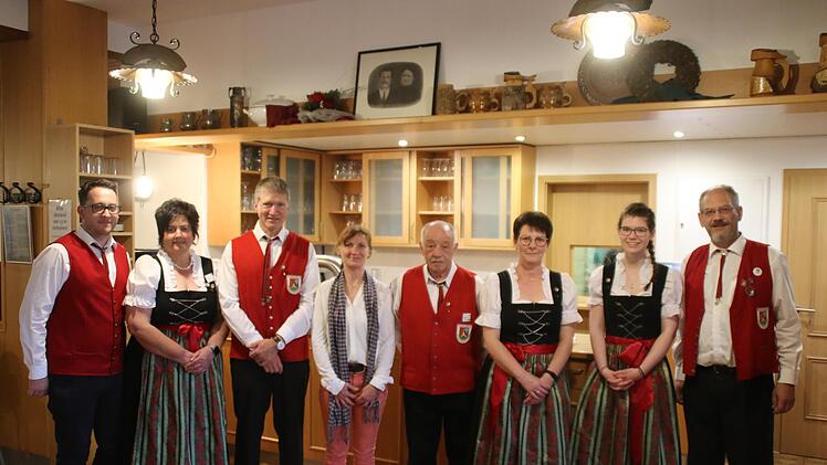 Unser Ehrungsbild für zehnjähriges aktives Musizieren zeigt (von links) 2. Vorsitzenden Johannes Glück, Margit Glück, Jörg Schaffelke, Christiane Thums, Reiner Stahl, Susanne Hähnlein, Chantal-Sophie Genzler und Vorsitzenden Marco Genzler.