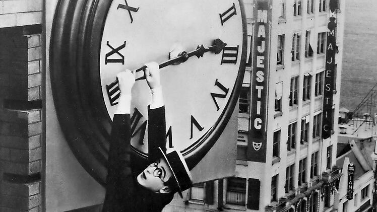 Eine Szene, die Filmgeschichte schrieb: Lloyd am Zeiger der Uhr.