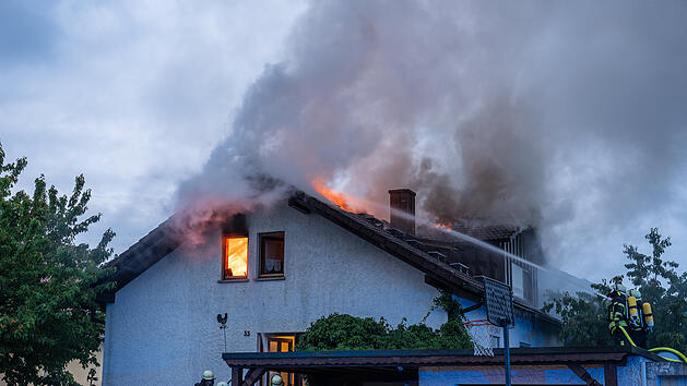 Flammen schlagen aus Dachstuhl: Dachgeschoss von Einfamilienhaus brennt in voller Ausdehnung