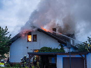 Flammen schlagen aus Dachstuhl: Dachgeschoss von Einfamilienhaus brennt in voller Ausdehnung