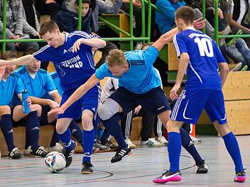 Die Spieler des TSV Mönchröden und des TSV Marktzeuln haben sich für die oberfränkische Meisterschaft qualifiziert. Im Finale der Coburger Kreismeisterschaft behielten die ,,Mönche'' mit einem 3:2-Sieg knapp die Oberhand; in dieser Aktion behauptet Markus Mex (links) den Ball, rechts sein Teamkollege Philipp Walther (Nummer 10). Foto: Heinrich Weiß