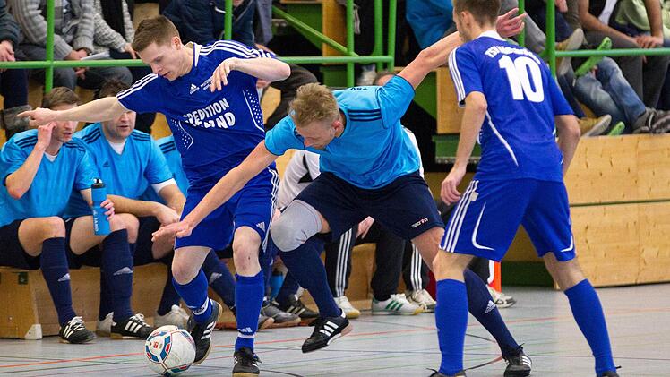 Die Spieler des TSV Mönchröden und des TSV Marktzeuln haben sich für die oberfränkische Meisterschaft qualifiziert. Im Finale der Coburger Kreismeisterschaft behielten die ,,Mönche'' mit einem 3:2-Sieg knapp die Oberhand; in dieser Aktion behauptet Markus Mex (links) den Ball, rechts sein Teamkollege Philipp Walther (Nummer 10). Foto: Heinrich Weiß