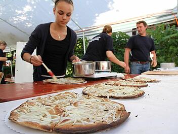 Das Backofenfest in Unterstürmig bedeutet für die Helfer viel Arbeit, für die Gäste dagegen kulinarischen Genuss. Fotos: Erlwein