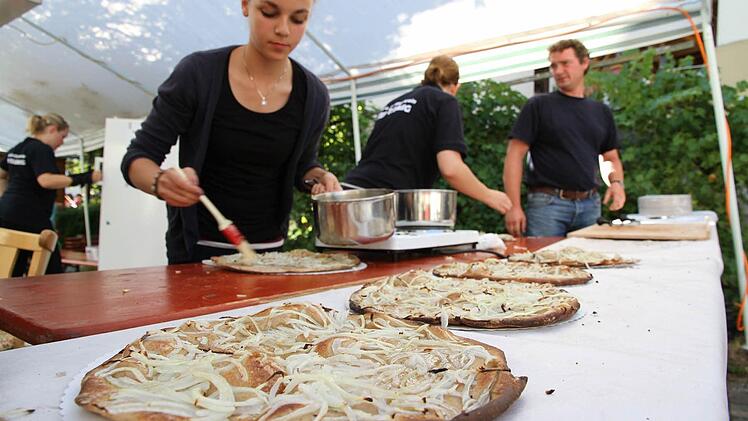 Das Backofenfest in Unterstürmig bedeutet für die Helfer viel Arbeit, für die Gäste dagegen kulinarischen Genuss. Fotos: Erlwein